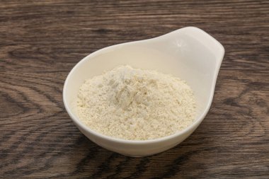 Buğday unu kasede yemek pişirmek için.