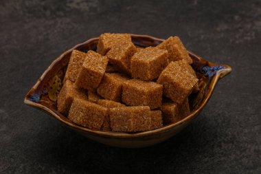 Kahverengi baston şeker yavruları kasede