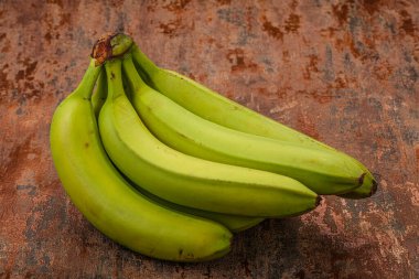 Yeşil tatlı lezzetli muz yığını izole
