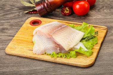 Pişirmek için çiğ pangasius fileto balığı.