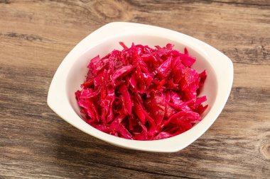 Kasede pancar kökü olan marine edilmiş kırmızı lahana.