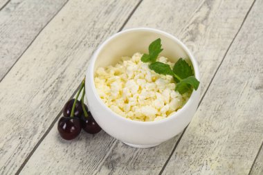 Taze kaymak tabaktaki taze kaymak. Naneli ve vişneli.