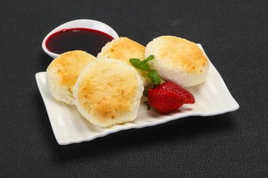 Reçelli krep ve naneli çilek.