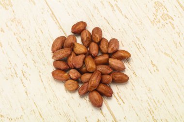 Çiğ fıstık yığını, rostoya hazır.