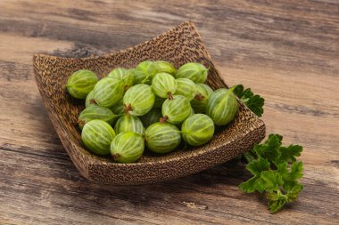 Yapraklı taze, yeşil, tatlı bektaşi üzümü.