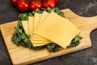 Dilimlenmiş Gauda peyniri.