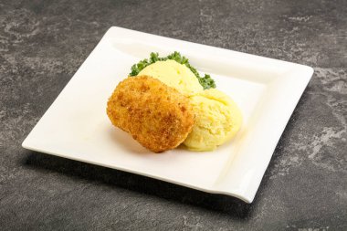Patates püresiyle doğranmış etten çıtır tavuk pirzolası.