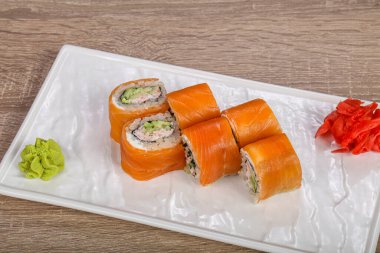 Somon ve pirinçli geleneksel Japon dürümü.