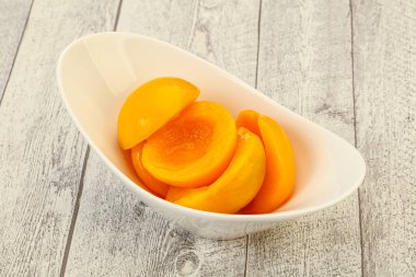 Şırıngayla marine edilmiş şeftali meyvesi.