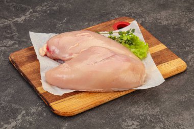 Pişirmek için çiğ tavuk göğsü.