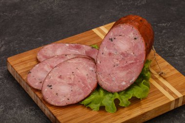 Baharatlı ve otlu füme jambon.