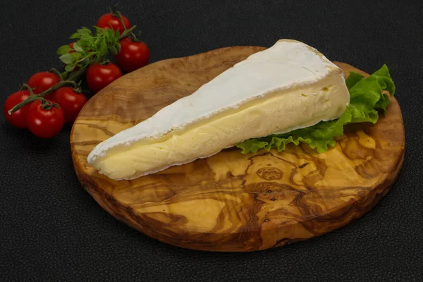 Brie Triangle Fromage Servi Feuilles Salade — Photo