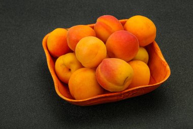 Taze, tatlı, birkaç kayısı meyvesi.