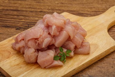 Pişirmek için çiğ tavuk göğsü.