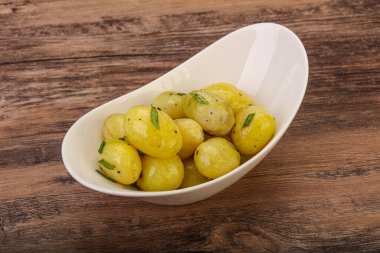 Kasede taze haşlanmış patates soğan servis edildi.