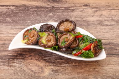 Baharatlı ve otlu terbiye edilmiş Shiitake mantarı.