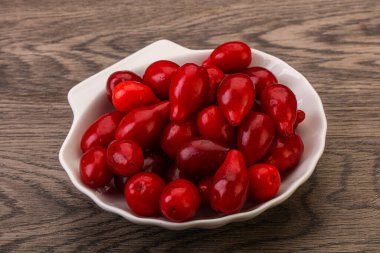 Tatlı ve olgun Cornel veya köpek ağacı meyvesi