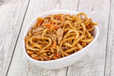 Tavuk ve sebzeli Asyalı Wok.