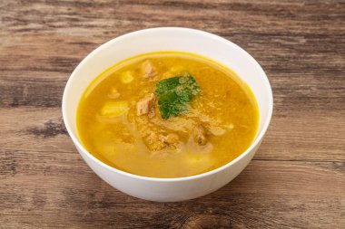 Füme et ve sebzeli bezelye çorbası.