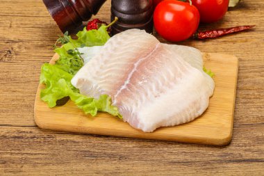 Pişirmek için çiğ pangasius fileto balığı.