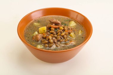 Geleneksel tavuk ve sebzeli mercimek çorbası.