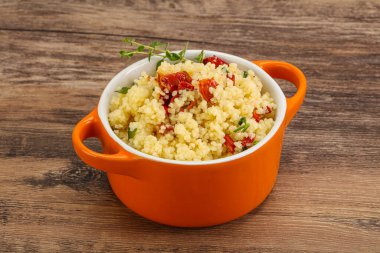 Vejetaryen yemeği - sebzeli kuskus ve maydanoz.