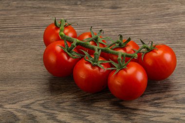 Taze olgun domates dalıyla izole edilmiş.