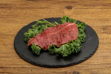 Baharatlı ızgara için çiğ biftek.