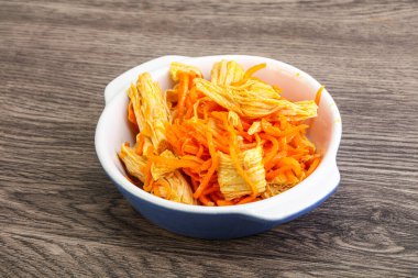 Havuçlu ve baharatlı Kore soya kuşkonmazı.