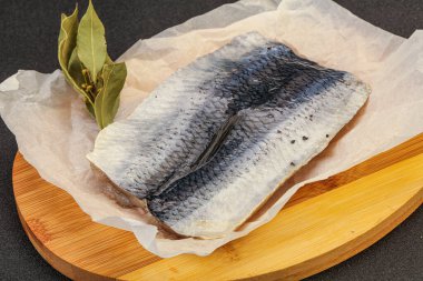 Güvertede deri ve baharatlı ringa filetosu.