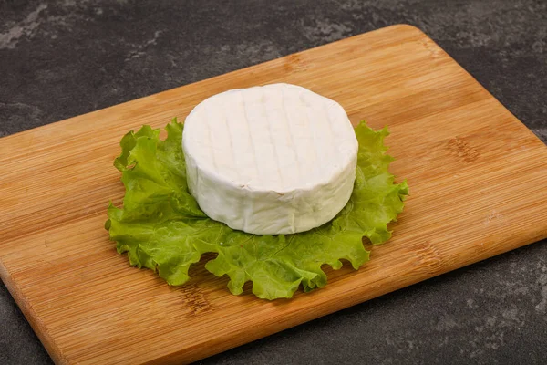 Delicioso Tradicional Brie Rodada Queijo Macio — Fotografia de Stock