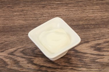 Süt ekşi krema kasede