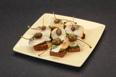 Ringa fileto kanepe aperatifi, yabanmersini ve salatalık.