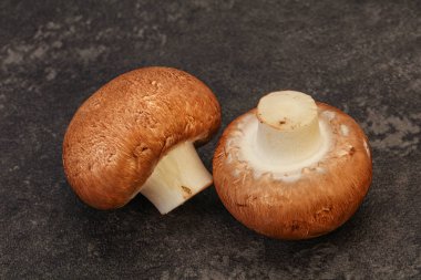 Arka planda Lezzetli Çiğ Kahverengi Şampiyonlar