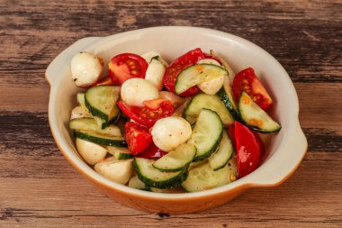 Sebzeli salata ve mozarlla peyniri.