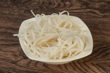 Haşlanmış pirinç eriştesi pişirmeye hazır.