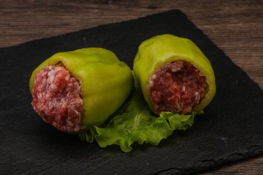 Çiğ dolma yeşil dolma biber ve et.