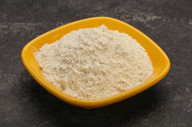 Buğday unu kasede yemek pişirmek için.