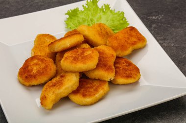 Kızarmış tavuk nugget. Salata yaprakları.