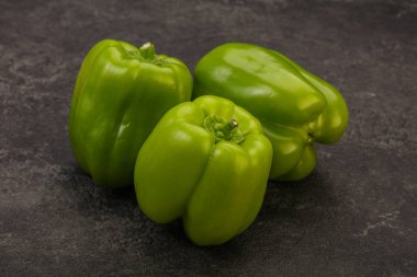 Yeşil tatlı dolmalık biber yığını 