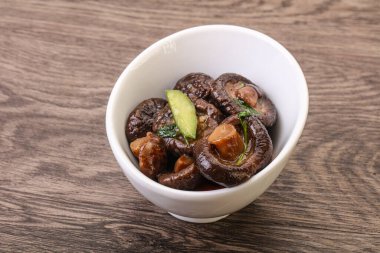 Baharatlı ve otlu terbiye edilmiş Shiitake mantarı.