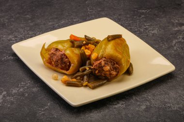 Doldurulmuş dolma dolma biber, et ve pilav.