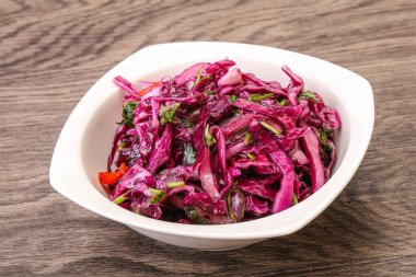 Bitki ve baharatlı kırmızı lahana turşusu