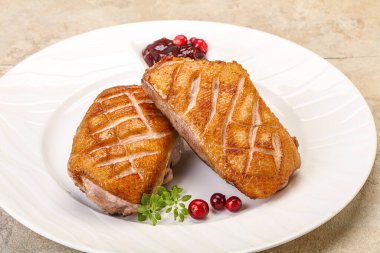 Kızarmış ördek göğsü ve çilek sosu. 