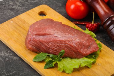 Pişirmek için çiğ et parçası.