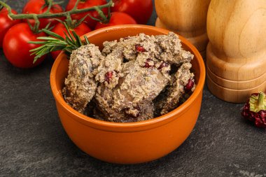 Krema soslu tavuk ciğeri biberiye servis edildi.