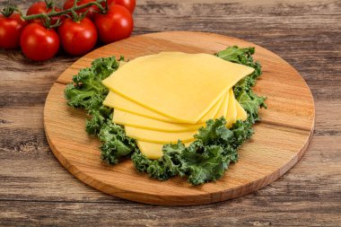 Dilimlenmiş Gauda peyniri.