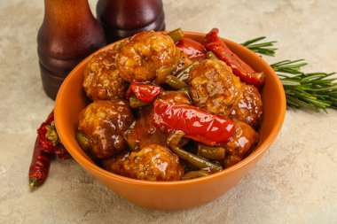 Domates soslu kıymalı köfte.