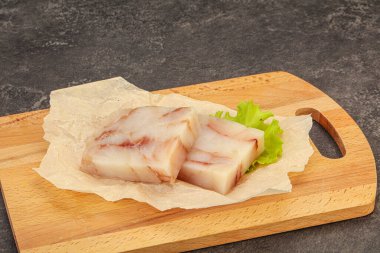 Pişirmek için çiğ balık filetosu.