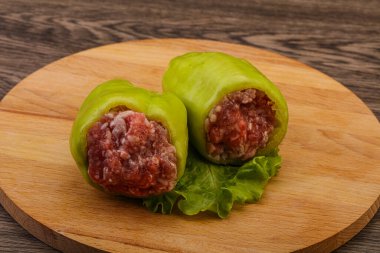 Pişirmek için çiğ biber ve et.